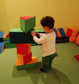 Kitas - Kind beim Bauen